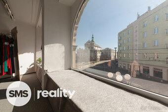 Obchodní dům s panoramatickým výtahem přímo na náměstí - 10