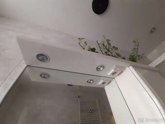 Zrcadlová stěna s umyvadlem a skříňkami - 10