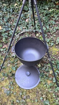 Litinový turistický kotlík 8l s poklicí - 10