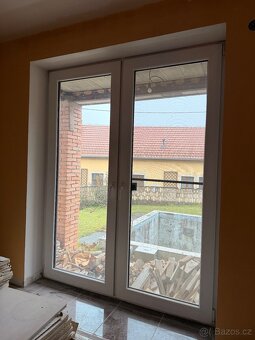 Zánovní okna a dveře + venkovní rolety - 10