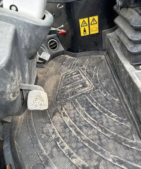 KLOUBOVÝ NAKLADAČ JCB 406 - 10