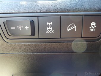 Hyundai ix35 2,0 CRDI 4X4, VÝHŘEV, DIGI AC - 10