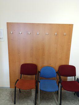 Stoly a židle ze školících místností - 10