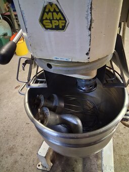 Prodám robot, hnětač 40L, lze řadit rychlosti za provozu - 10