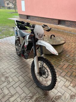 AJP 250 - 10