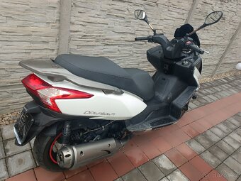 Maxiskútr Kymco Downtown 125 - 10