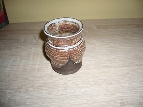 Různé hrnky a skleničky. - 10