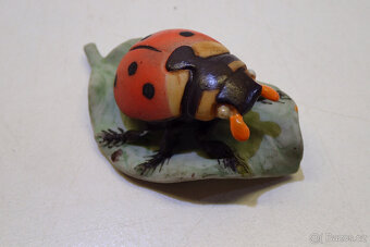 Beruška na listu - Royal Dux  - 10