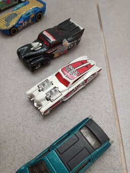Mix autíček HotWheels + odpalovač aut - 10