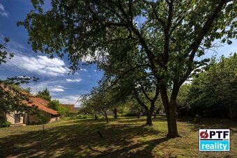 Dvougenerační rodinné sídlo + hospodářské zázemí + ovocná za - 10