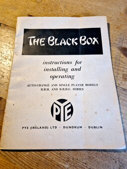 Starý elektronkový gramofon PYE Black Box, Anglie, 1955 - 10