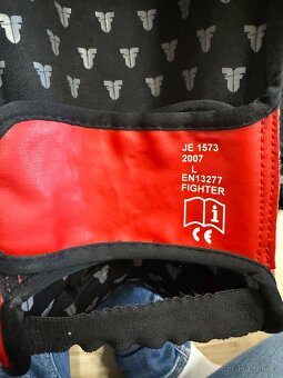Boxerské rukavice Everlast a chrániče holení a nártů - 10