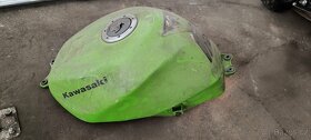 Prodám věci na ZX7R - 10