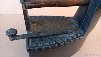 Stará orig. atypická žehlička s komínem. Krásná do sbírky - 10