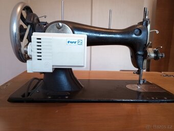 šicí stroj ve skřínce - 10