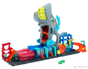 Hot Wheels City Color Reveal automyčka se žralokem a angličá - 10