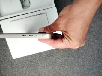 MacBook Air 13 palců M2 8 GB RAM 256 SSD TOP STAV jako nový - 10