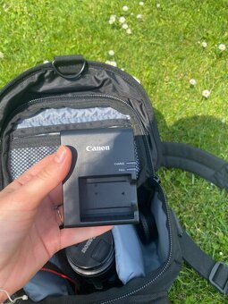Canon 1220D se základním objektivem a brašnou - 10