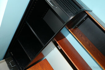 Stěna do pracovny - psací stůl a kancelářské skříněmi spojen - 10