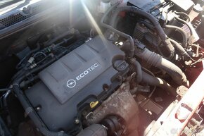 Prodám OPEL ASTRA 1.4 TURBO 88kW benzin - 10