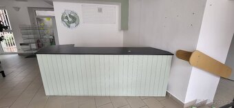 vybavení obchodu- štendry, prodejní pult, vitríny, koše - 10