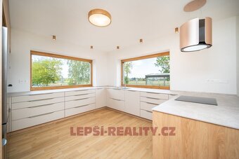 Krásný nadstandartní dům 5+kk s bazénem v Úvalech - Zálesí - 10