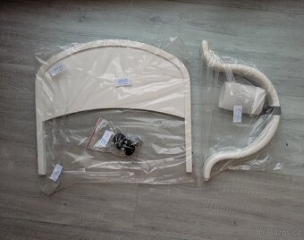 Dřevěná jídelní židlička s novým stolkem - 10