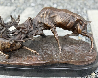 Bronzová socha dva bojující jeleni luxusní lovecká dekorace - 10