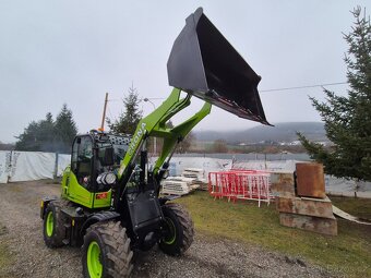 Nádherný nakladač 4x4 .vytápění. - 10