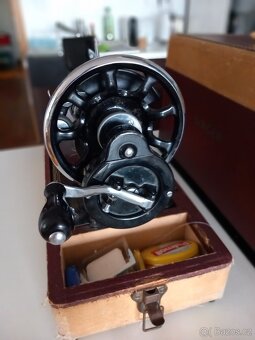 Kufříkový retro šicí stroj Singer - přenosný, na ruční pohon - 10