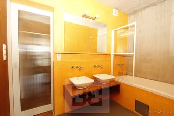 Prostorný a světlý byt 2+kk (66 m2) s garáží a vinným boxem - 10