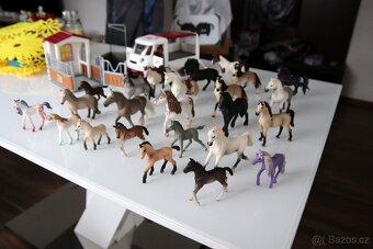 prodám velkou sadu Schleich - 10