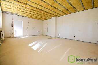 Prodej rodinného domu v rekonstrukci, 560 m2, CP 993 m2 - Ro - 10