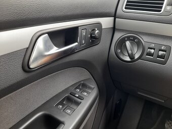 Volkswagen Touran 7 MÍST 1,6TDI 77 KW AC TREND - 10