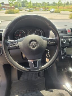 Volkswagen Touran - 10