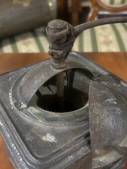 Starožitný plechový kávomlýnek - 10