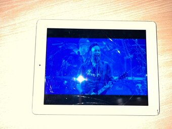Tablet IPAD 32 GB - poškozený display - 10