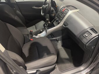 Toyota Auris 1.4 , 66 kW nafta, 2011 - 10