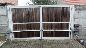 Kovová dvoukřídlá vrata, brána s dřevěnou výplní a pohonem - 10