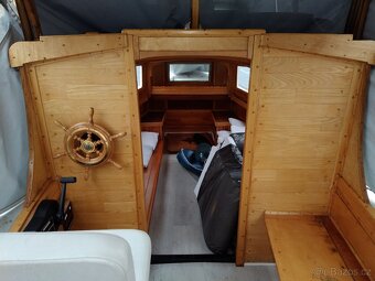 Kajutová loď s motorem - 10