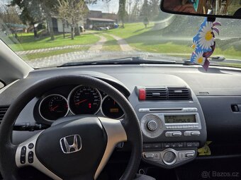 Honda Jazz 1.3 61kw rok 2005 - 10