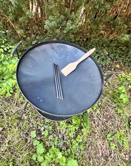 Pánev 50 cm s konstrukcí na zavěšení nad ohněm - 10