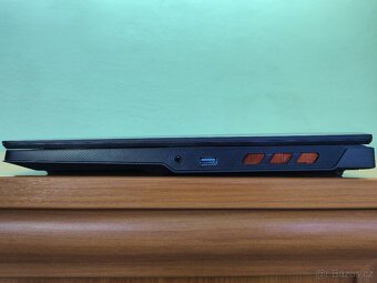 Obří 18" Msi,RTX-5070 Mux,R-9,QHD+,M.2 1TB - 10