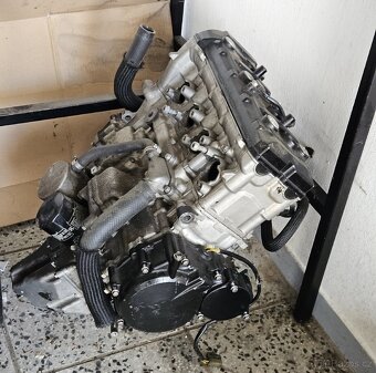 Suzuki GSX-R 750 K7 Stunt - 10
