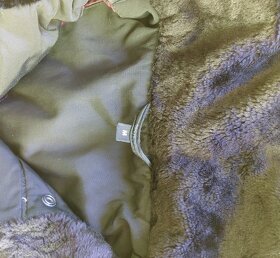 VEL. M Dámský černý delší prošívaný kabát - 10