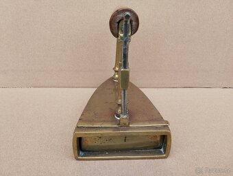 Stará zachovalá mosazná žehlička č.7 (vzadu značenÍ 7) - 10