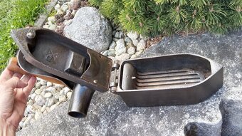 Obrovská komínová velmi stará sbírková žehlička D.R.G.M. - 10