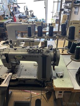 Prodám průmyslový šicí stroj Singer 300W05 – řetízkový steh, - 10