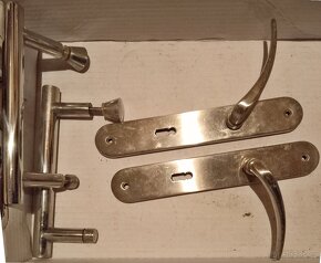 lustr,stínidla,deska šic.stroje,hodiny,dveř. a nábyt. kování - 10