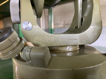 Starý teodolit v kovovém/ koženém obalu na záda - 10